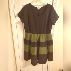 Short sleeve, Green and Black dress, knee length, size 22/24.